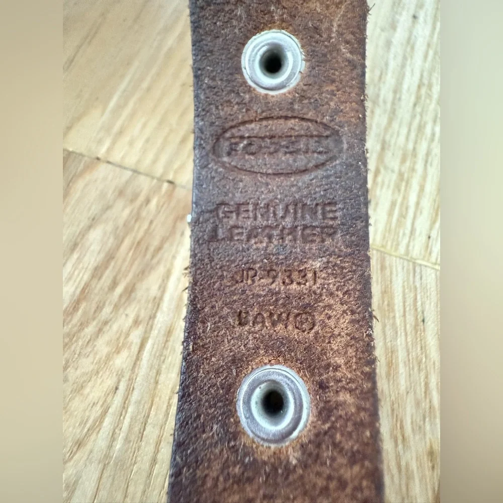 Vintage Fossil ladies wide distressed leather strap NEW BATTERY